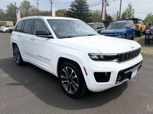 Used 2022 Jeep Grand Cherokee Overland w/ Luxury Tech Group IV AWD/4WD image 2