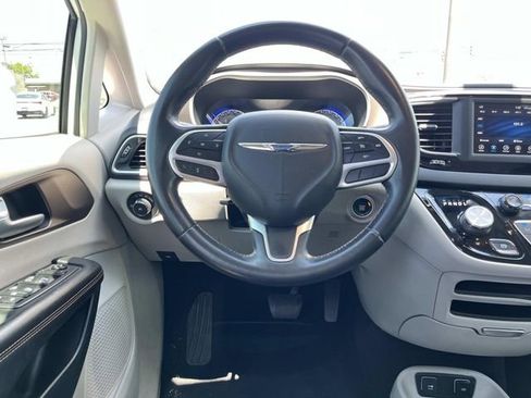 Used 2018 Chrysler Pacifica Touring-L FWD image 14