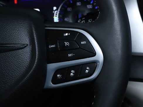 Used 2024 Chrysler Pacifica Touring-L image 23