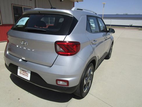 Used 2025 Hyundai Venue SEL FWD image 9