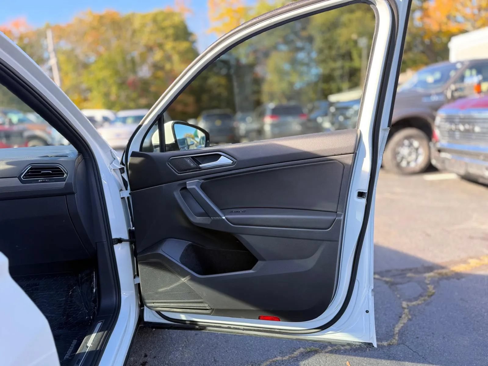 Used 2018 Volkswagen Tiguan SEL w/ R-Line Package AWD/4WD image 25