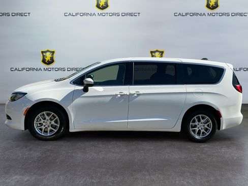 Used 2022 Chrysler Voyager LX image 8