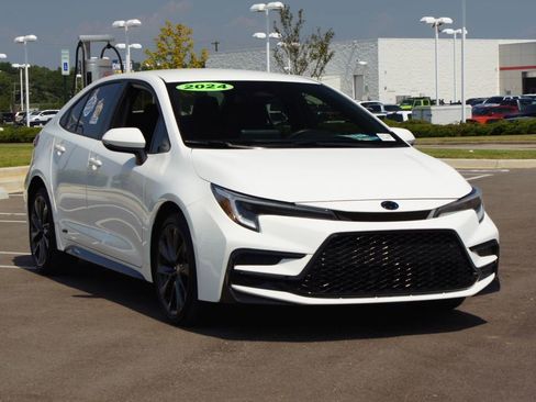 Used 2024 Toyota Corolla SE image 2