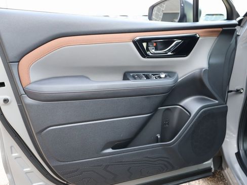 Used 2025 Subaru Forester Sport image 21