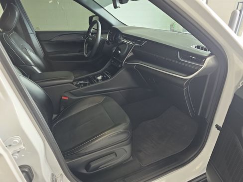 Used 2023 Jeep Grand Cherokee Altitude image 9