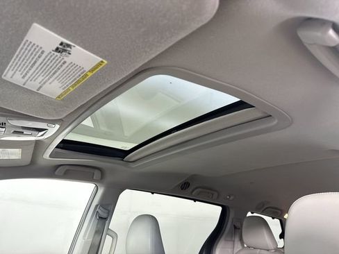Used 2013 Toyota Sienna XLE image 18
