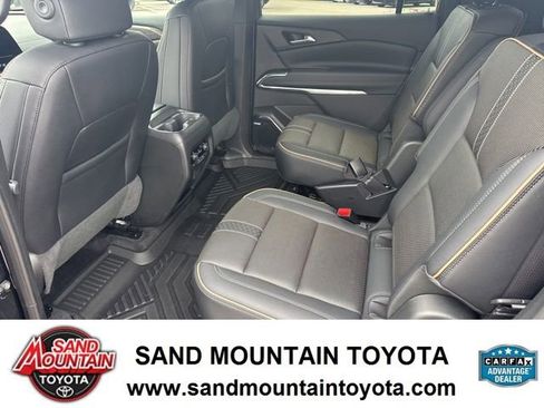 Used 2025 Chevrolet Traverse High Country FWD image 13