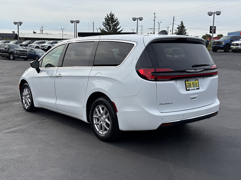 Used 2025 Chrysler Pacifica Select FWD image 8