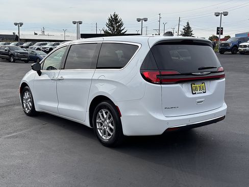 Used 2025 Chrysler Pacifica Select FWD image 8