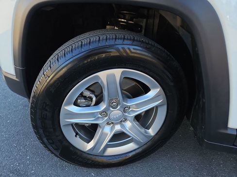 Used 2024 Jeep Compass Latitude image 30