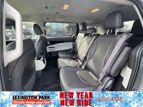 Used 2024 Kia Carnival EX image 12