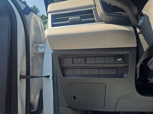 New 2025 Mitsubishi Outlander SE image 14