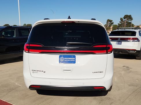 Used 2025 Chrysler Pacifica Limited FWD image 6