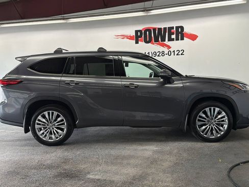Used 2023 Toyota Highlander Platinum AWD/4WD image 2