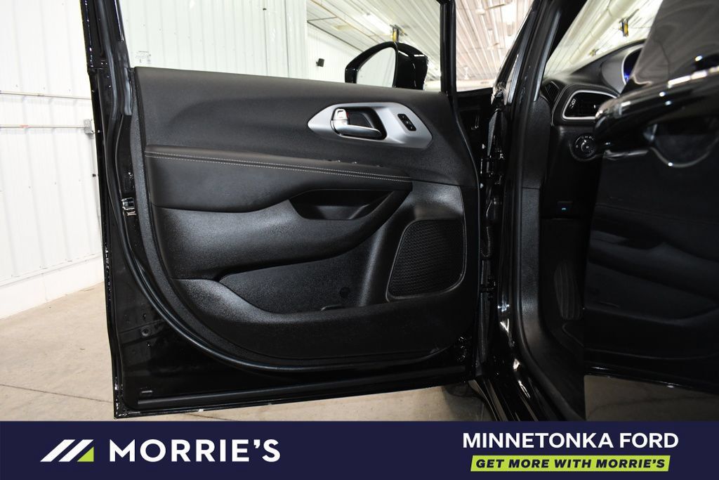 Used 2026 Chrysler Pacifica Select w/ S Appearance Package FWD image 15