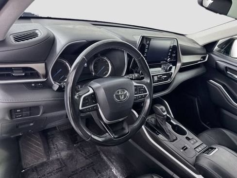 Used 2022 Toyota Highlander XLE FWD image 9