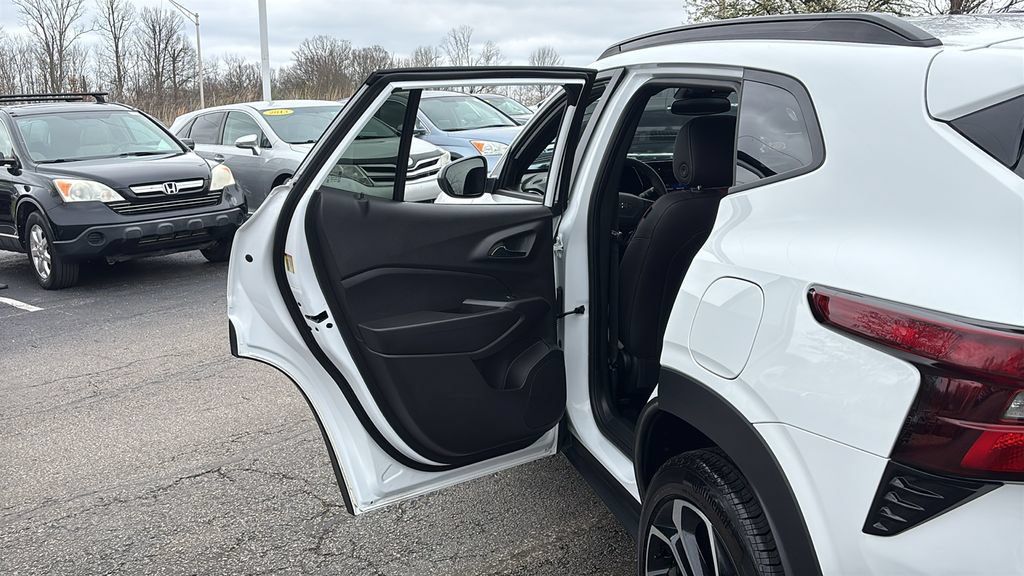 Used 2025 Chevrolet Trax RS w/ Sunroof Package FWD image 28