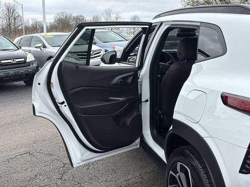 Used 2025 Chevrolet Trax RS w/ Sunroof Package FWD image 28