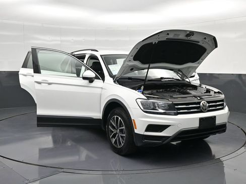 Used 2020 Volkswagen Tiguan SE image 36