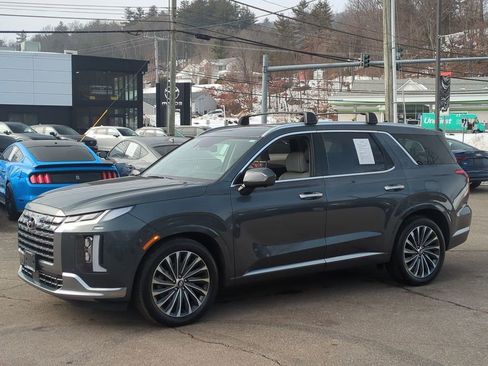 Used 2023 Hyundai Palisade Calligraphy image 2