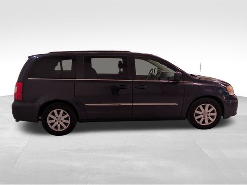 Used 2014 Chrysler Town & Country Touring image 2
