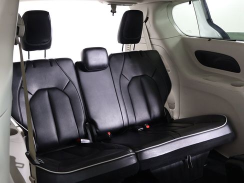 Used 2023 Chrysler Pacifica Limited image 43