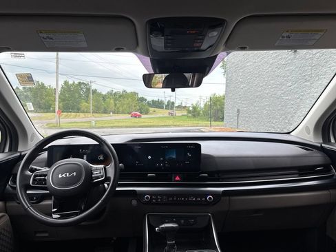 Used 2025 Kia Carnival FWD image 12