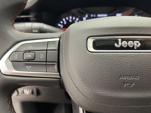 Used 2025 Jeep Compass Trailhawk AWD/4WD image 18