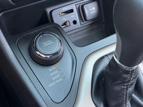 Used 2014 Jeep Cherokee Latitude AWD/4WD image 19