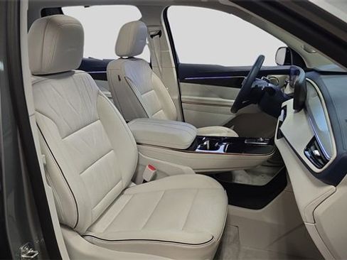 Used 2025 Buick Enclave Avenir image 12