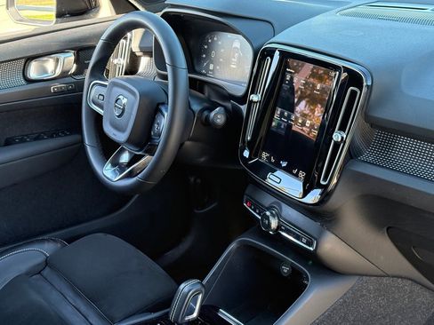 Certified 2022 Volvo XC40 T5 R-Design w/ Advanced Package image 38