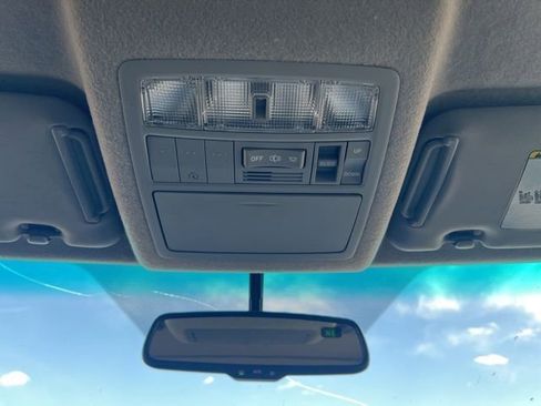 Used 2012 Toyota Highlander Limited w/ Tow Pkg image 16