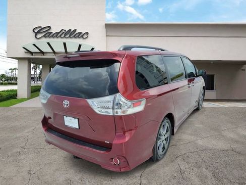 Used 2017 Toyota Sienna SE FWD image 5