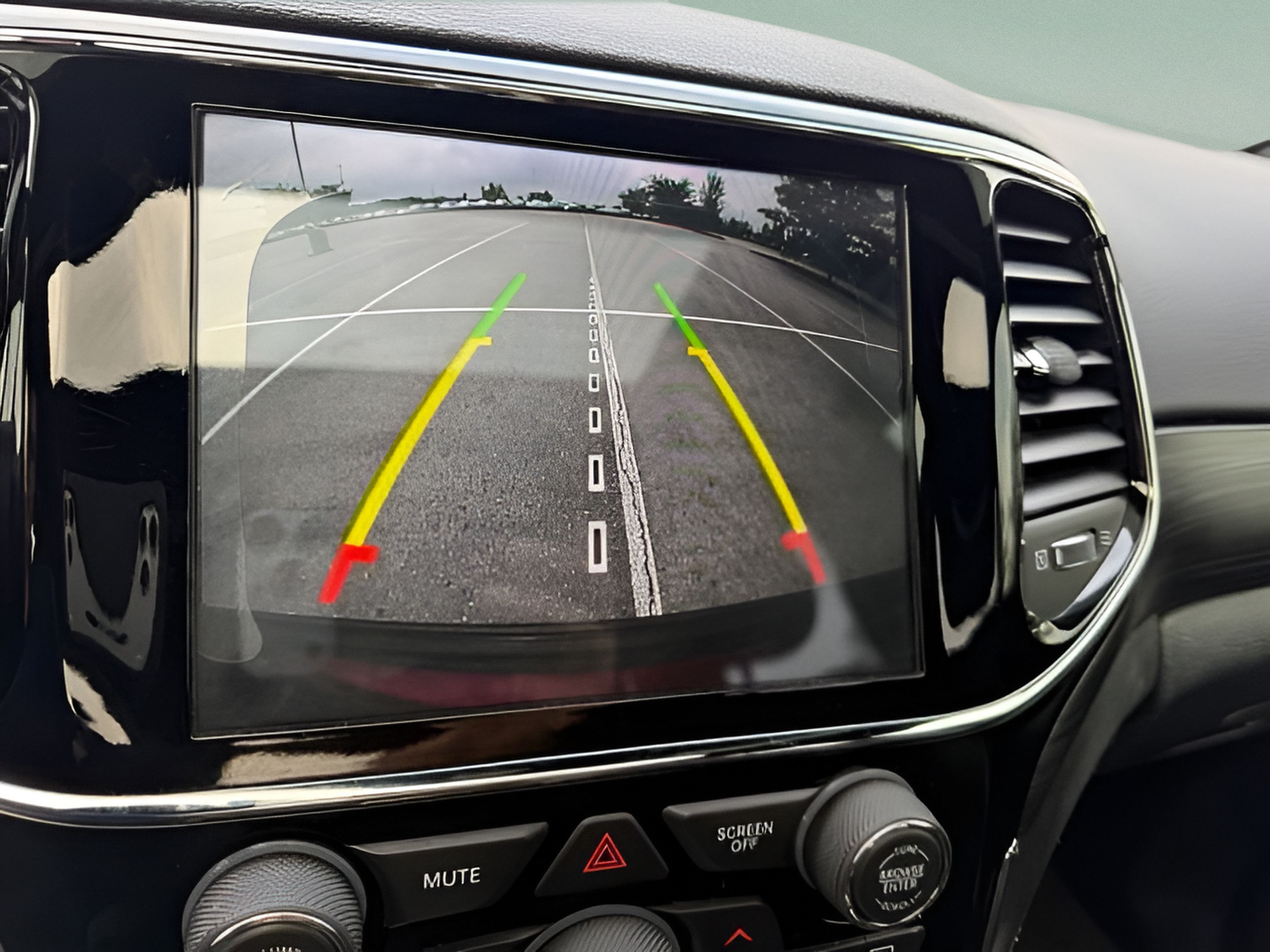 Used 2019 Jeep Grand Cherokee Altitude AWD/4WD image 18