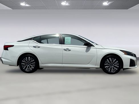 Used 2025 Nissan Altima 2.5 SV FWD image 7