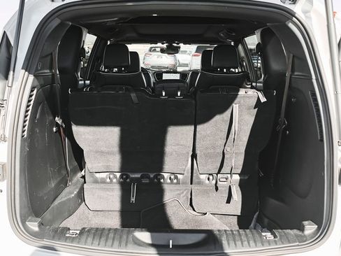 Used 2025 Chrysler Pacifica Limited FWD image 8