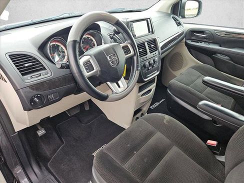 Used 2017 Dodge Grand Caravan SE w/ UConnect Hands-Free Group image 8
