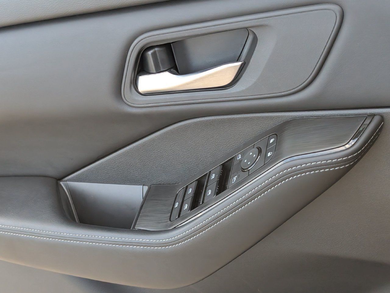 Certified 2025 Nissan Rogue SV FWD image 25