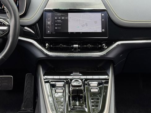 Used 2025 Aston Martin DBX 707 image 21