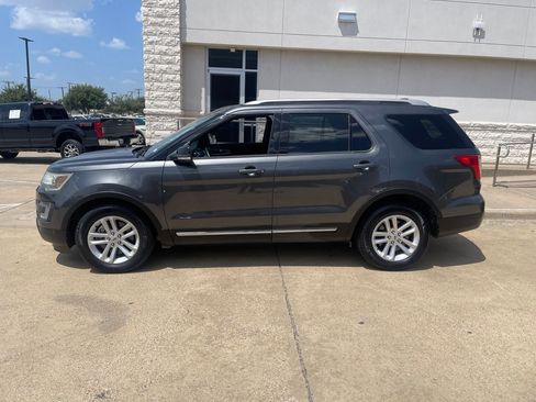 Used 2017 Ford Explorer XLT w/ Equipment Group 201A FWD image 3