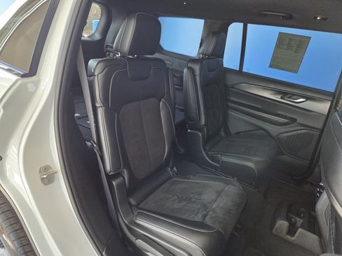 Used 2023 Jeep Grand Cherokee L Laredo image 27