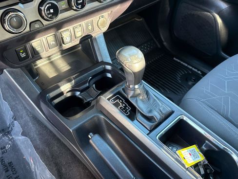 Used 2018 Toyota Tacoma TRD Off-Road w/ Technology Package AWD/4WD image 19