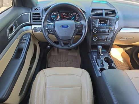 Used 2017 Ford Explorer XLT image 13