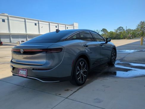 Used 2023 Toyota Crown Limited image 5