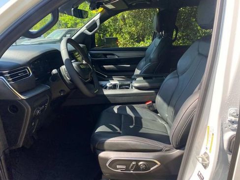 Used 2023 Jeep Wagoneer Series II AWD/4WD image 12
