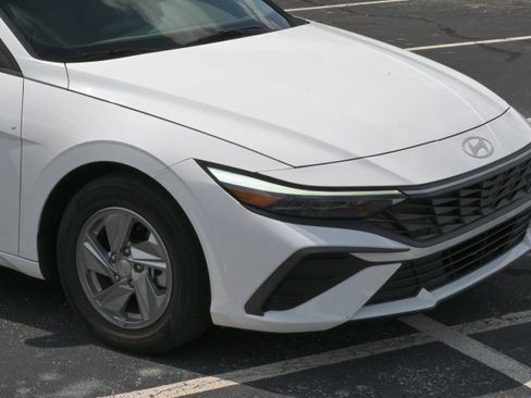 Used 2024 Hyundai Elantra SE FWD image 27