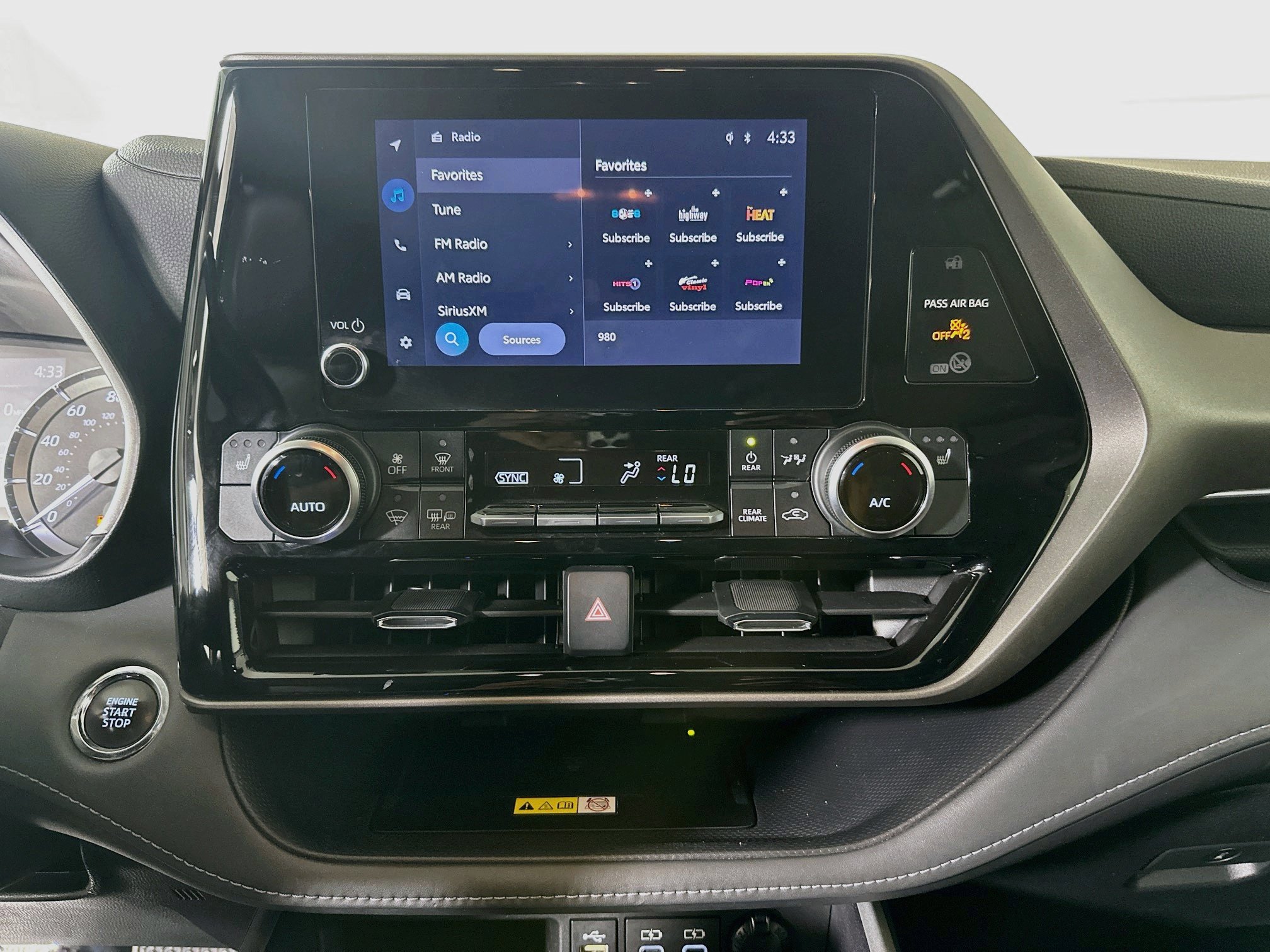 Used 2023 Toyota Highlander XLE FWD image 24