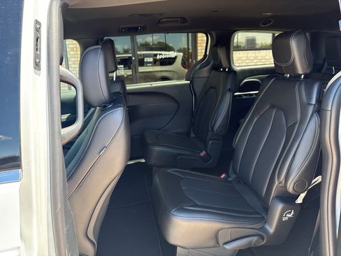 New 2027 Chrysler Pacifica Select FWD image 4