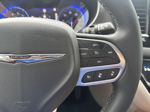 Used 2023 Chrysler Pacifica Touring-L FWD image 23