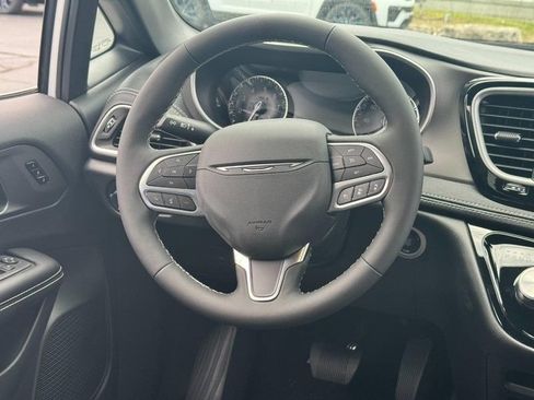 New 2027 Chrysler Pacifica Select FWD image 9